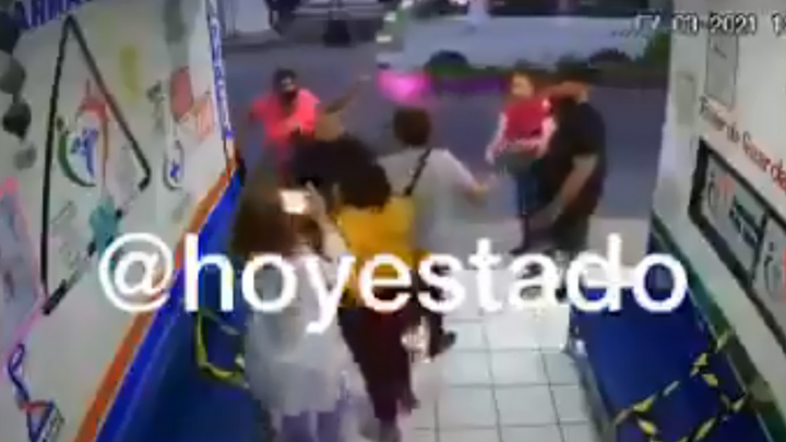 Familia se niega a usar cubrebocas y golpea a doctora en Ecatepec