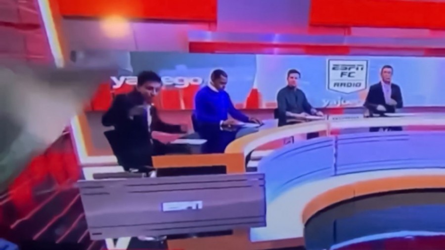 Pantalla aplasta a conductor durante programa en vivo