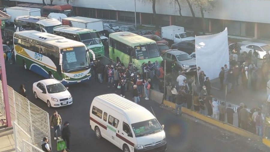 Transportistas bloquean distintas vialidades; exigen aumento a pasaje