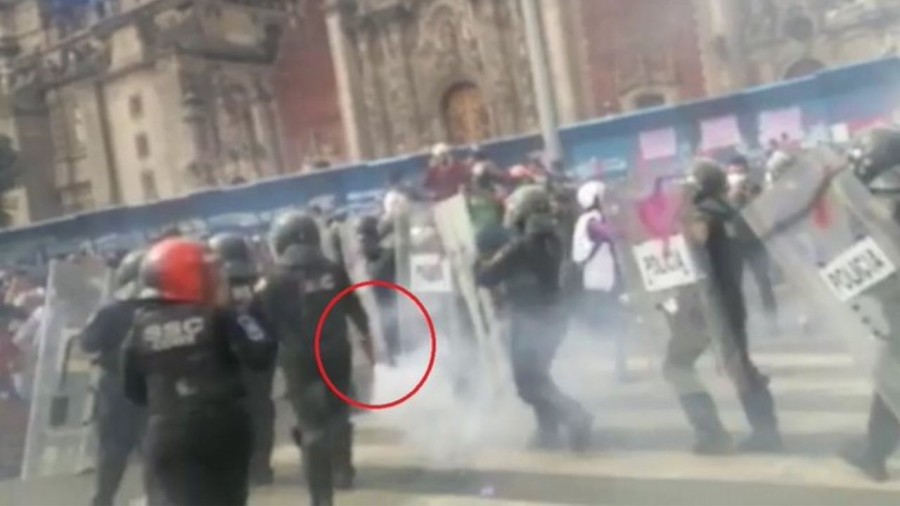 Evidencian uso de gas lacrimógeno durante marcha 8M en CDMX