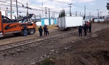 Tren impacta camioneta en san mateo atenco