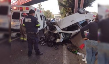 Auto cae de puente en la México-Querétaro