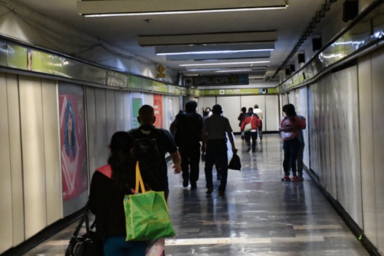 Retiran a comerciantes de 56 estaciones del metro