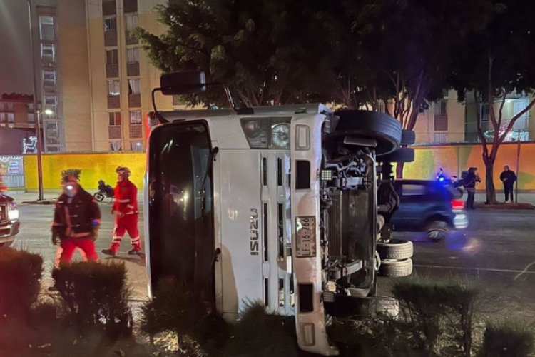 Camioneta con juguetes vuelca en la CDMX