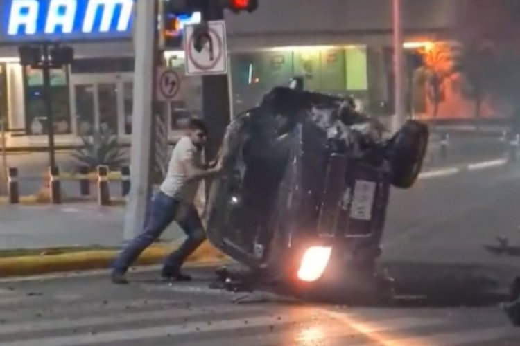 Joven levanta su auto tras volcadura