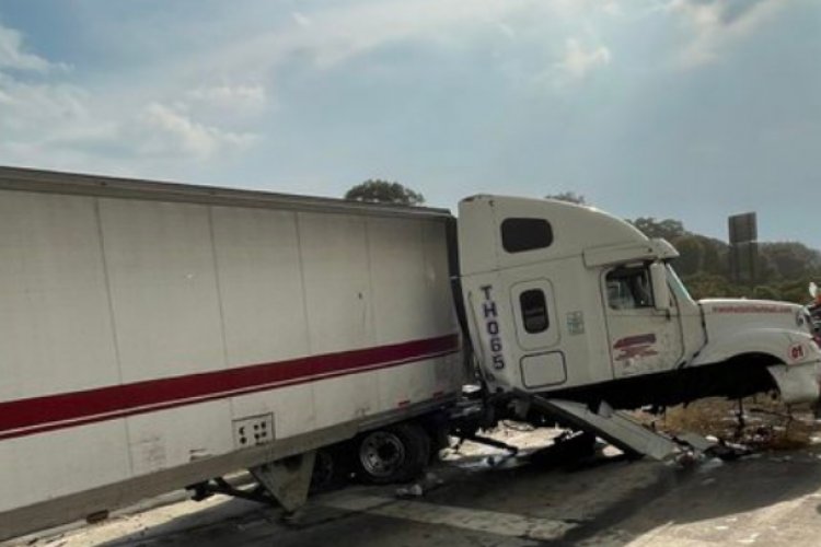 Accidente de tráiler en la México-Puebla, provoca caos vial