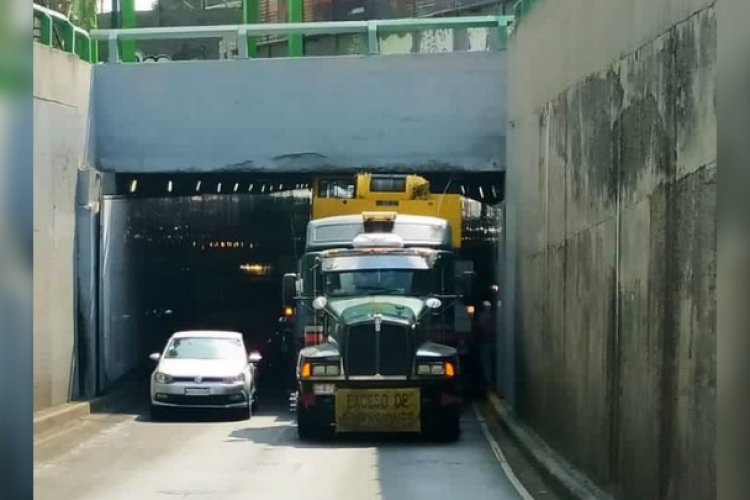 Tráiler se atora en bajo puente de Coyoacán