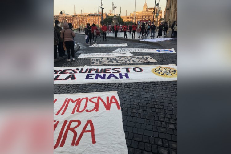 Protestan alumnos del ENAH en el Zócalo