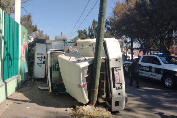 Tráiler con basura vuelca en San Juan Aragón