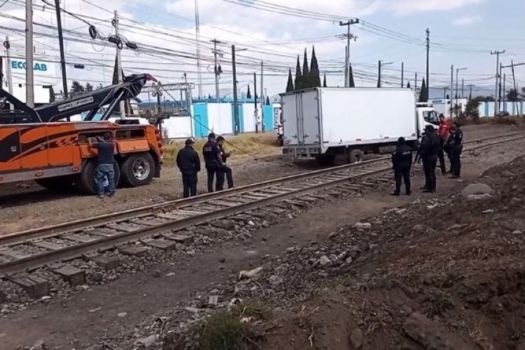 Tren impacta camioneta en san mateo atenco