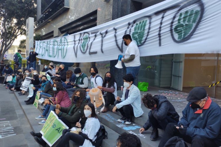 A 'Cacerolazos' protestan alumnos del CIDE