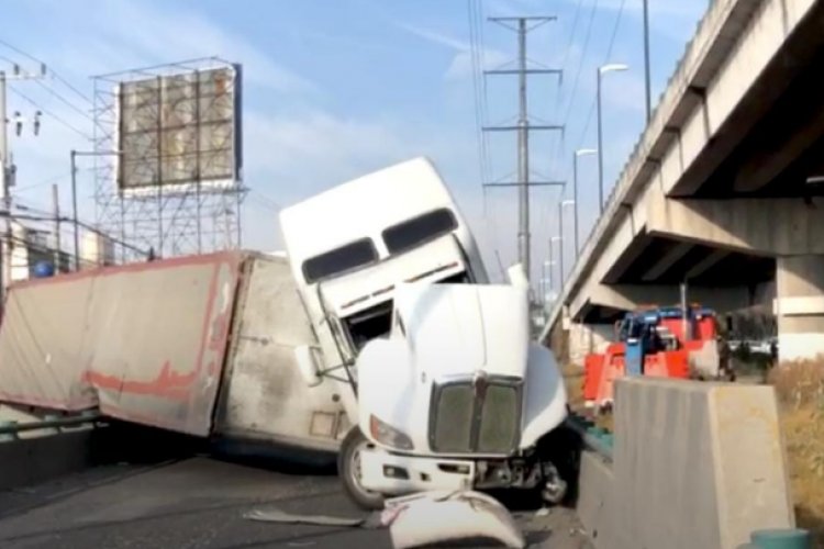 Tráiler con alimentos vuelca en paseo Tollocan