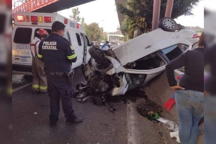Auto cae de puente en la México-Querétaro