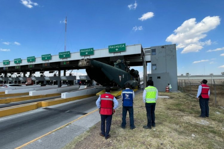 Helicóptero se atora en caseta de la México-Puebla