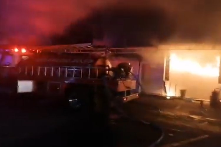 Incendio consume bazar en Naucalpan