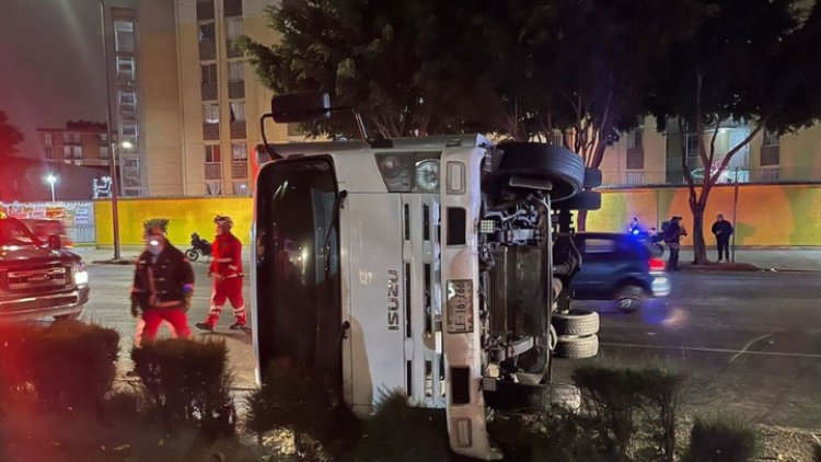 Camioneta con juguetes vuelca en la CDMX