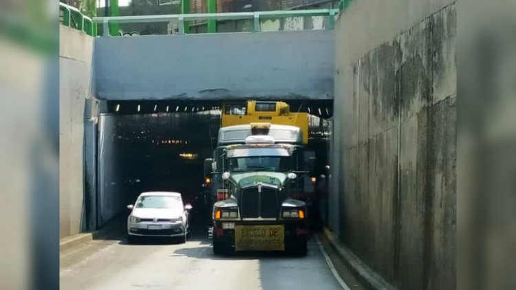 Tráiler se atora en bajo puente de Coyoacán