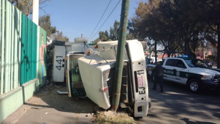 Tráiler con basura vuelca en San Juan Aragón