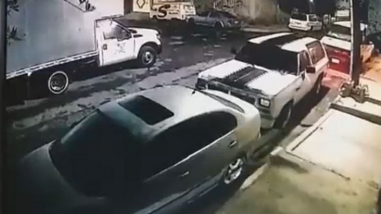 Ladrones usan camioneta para robar auto