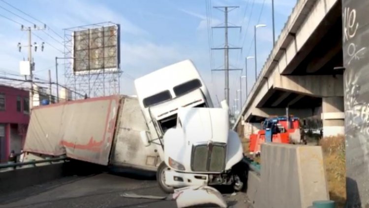 Tráiler con alimentos vuelca en paseo Tollocan
