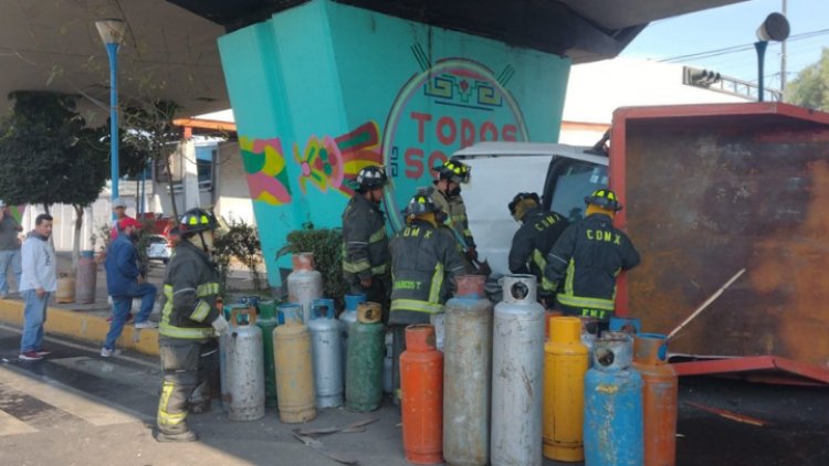 Colisionan camión de gas y camioneta en CDMX