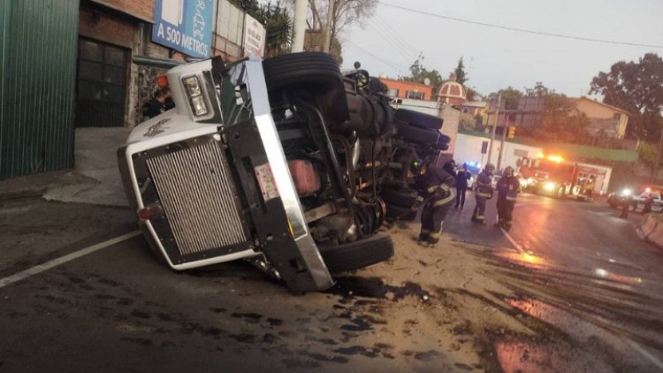 Vuelca tráiler en la México-Cuernavaca