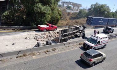 Vuelca tráiler en el circuito exterior mexiquense