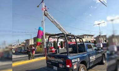 Anuncio se atora en poste en Valle de Chalco