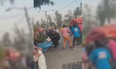 Policías y trajineros se enfrentan en Xochimilco