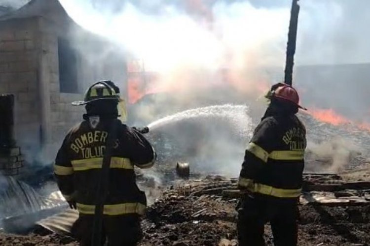 Sofocan incendio en bodega de Toluca