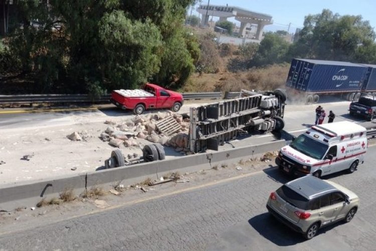 Vuelca tráiler en el circuito exterior mexiquense