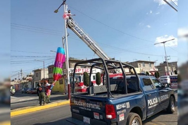 Anuncio se atora en poste en Valle de Chalco