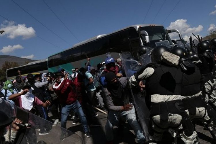 Se enfrentan estudiantes de Ayotzinapa y GN