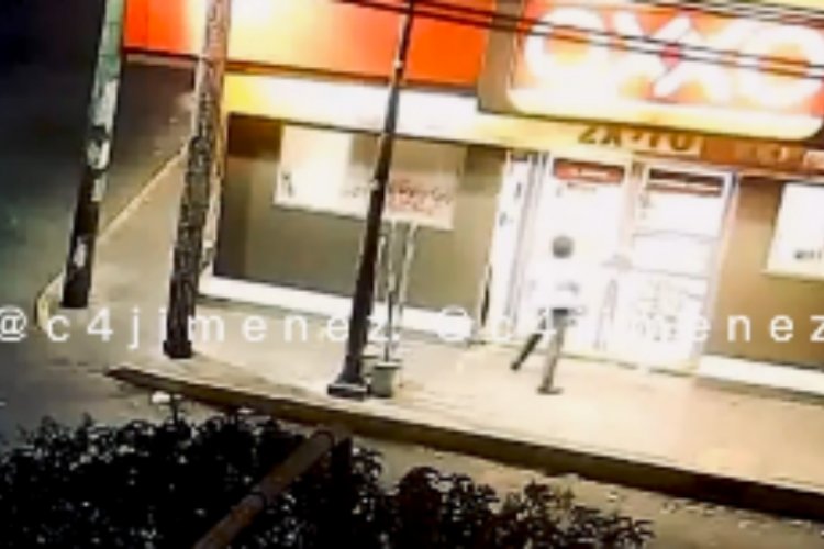 Hombre arranca puertas de Oxxo para robar