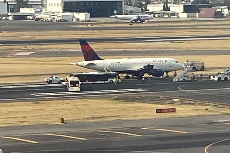 Avión sufre ponchadora antes del despegue en AICM