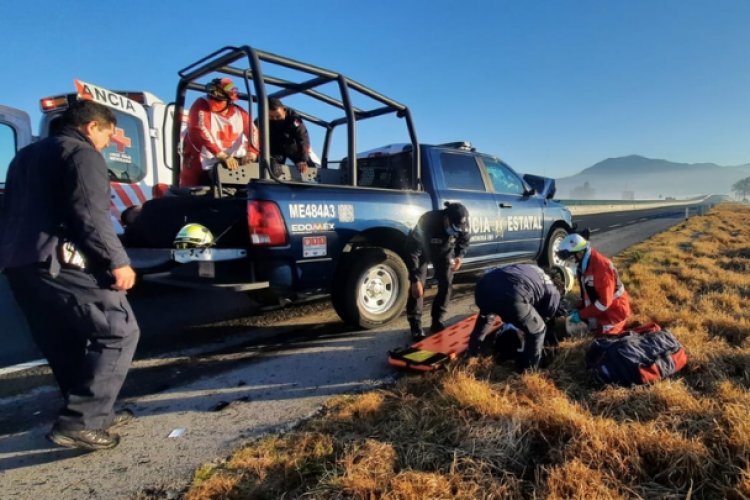 Choca patrulla y auto en la Naucalpan-Toluca