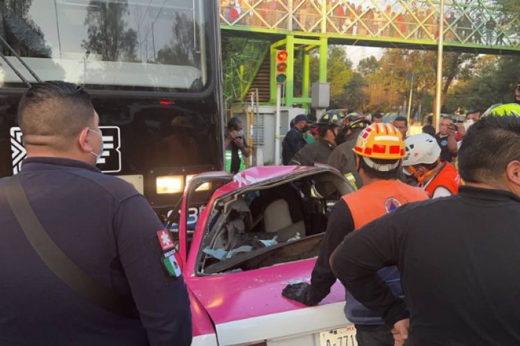 Chocan tren ligero y taxi en Coyoacán