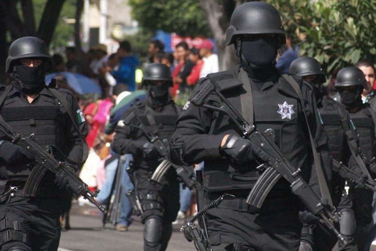 Acusan abuso policial durante cateos en Iztapalapa