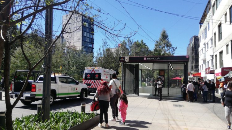 Mujer se avienta a vías del metro Sevilla