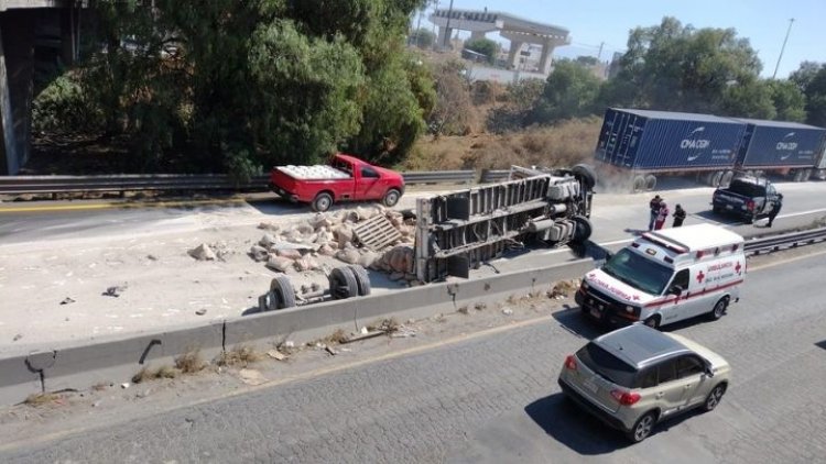 Vuelca tráiler en el circuito exterior mexiquense