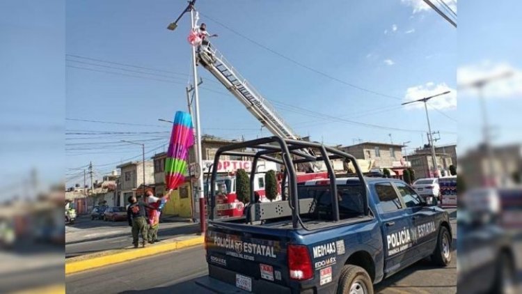 Anuncio se atora en poste en Valle de Chalco