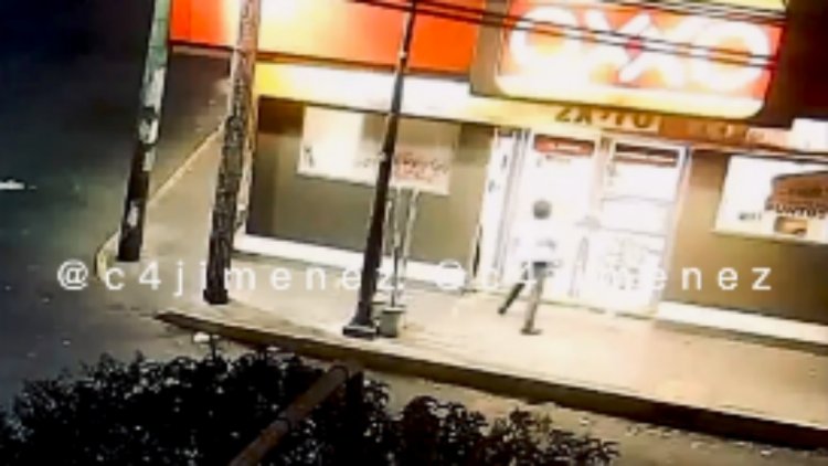 Hombre arranca puertas de Oxxo para robar