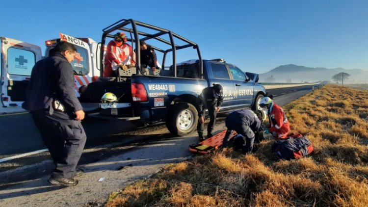 Choca patrulla y auto en la Naucalpan-Toluca