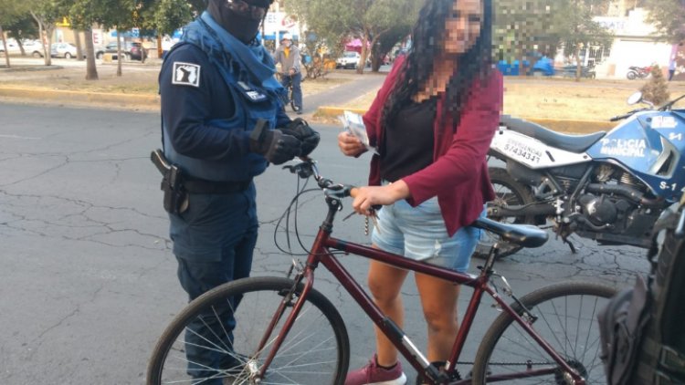 Policías de Neza devuelven 2,000 pesos a mujer