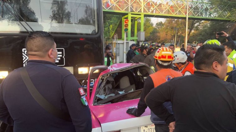 Chocan tren ligero y taxi en Coyoacán