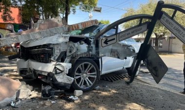 Camioneta se pasa el alto y choca en Toluca