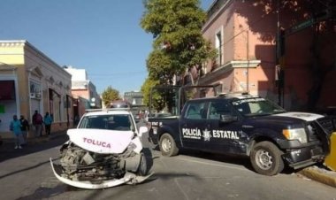 Colisionan patrulla estatal y taxi en Toluca