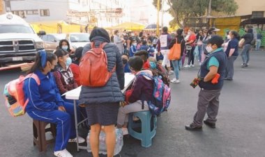 Padres y estudiantes bloquean circunvalación