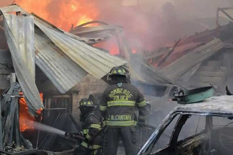 Se incendia taller mecánico en Toluca