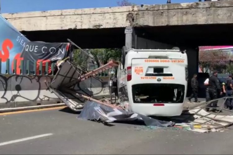 Graban momento en que cayó combi de puente